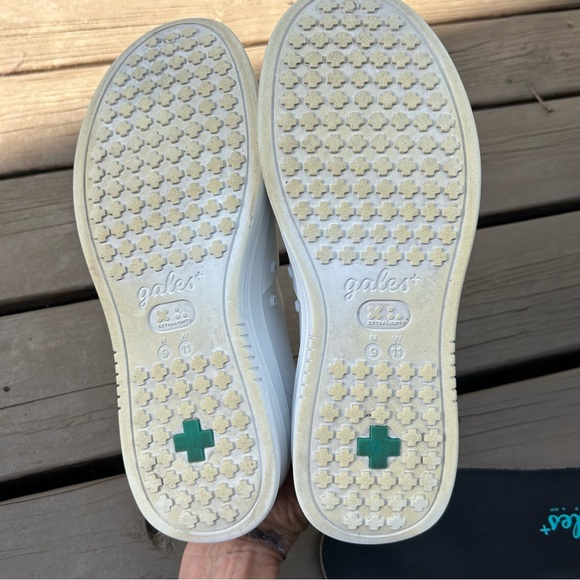 Gales Frontline Nurse Shoes | Unisex M11 W13 | Slip Resistant, Waterproof SlipOn - Picture 3 of 9